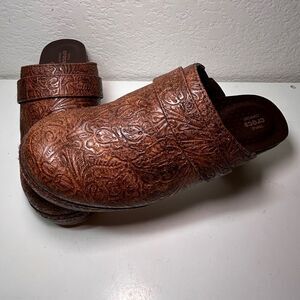 Crocs Sarah Triple Comfort Tooled Clogs Womens 6 Round Toe Brown Faux Leather
